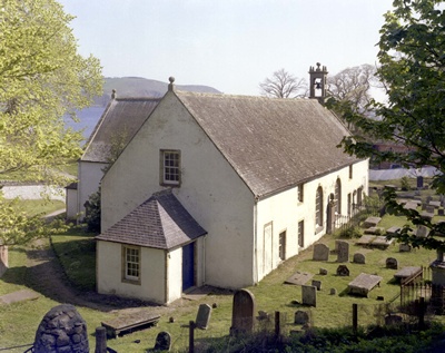 Cromarty East Church: the T-plan exterior and the churchyard; the North Sea can be seen in the background