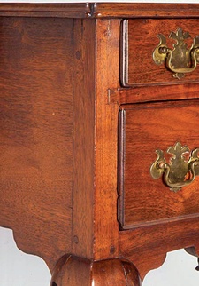 Close-up of dressing table showing orientation of leg post to side panel