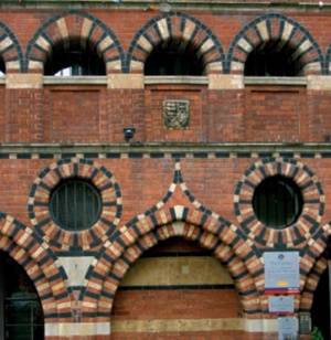 Red, white and black bricks used to decorate arch heads