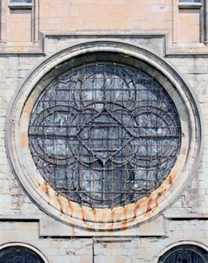 Close-up of the south oculus with its external iron framework