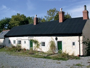 Long-house facade incorporating masonry and compressed clay blocks