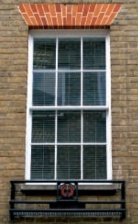 Flat segmental arch over sash window