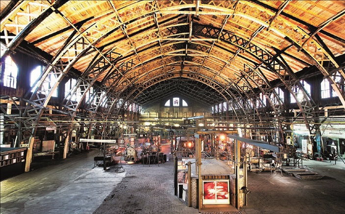 The production hall in a traditional glass factory operating today