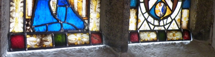 Ventilation gap at the lower edges of two stained glass windows