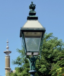Исторический чугунный уличный фонарь с венцом