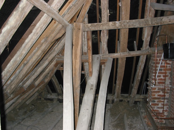 Ad hoc timbers added at a later date to support the original roof timber